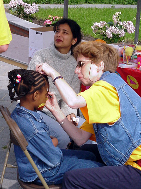 Marionnen aan het schminken