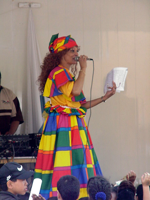 Cenide als MC voor de culturele modeshow