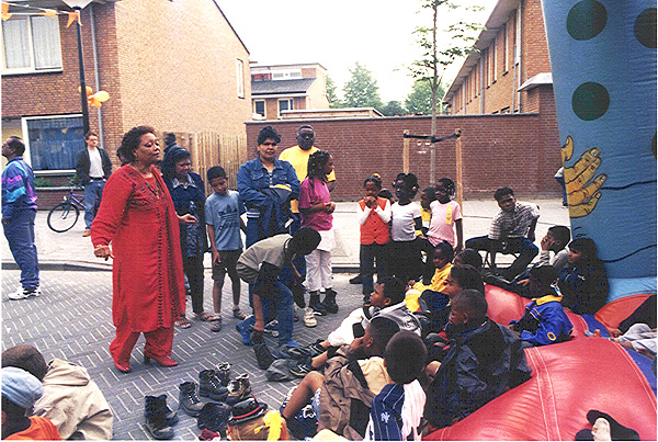 Tante Flos vertelt een verhaaltje aan de kinderen